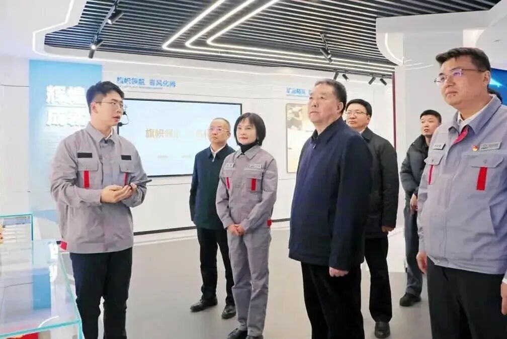 湖南省政协主席毛万春来英国上市公司365调研